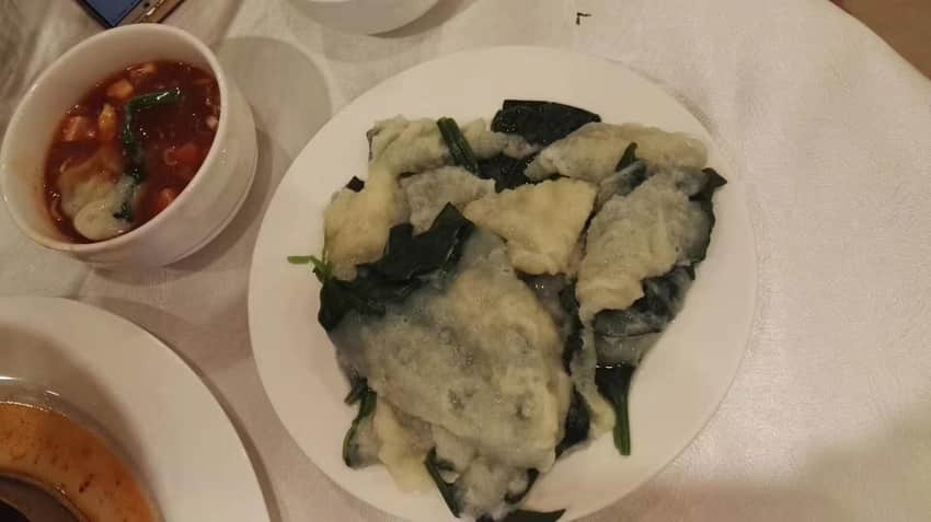 One restaurant presentation of Qingxu zhanpianzi with dipping sauces
