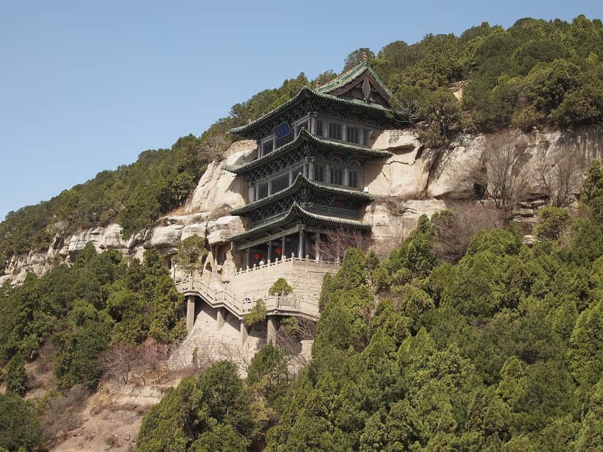 Manshan Pavilion, cliff, stairs and visitors at Tianlongshan