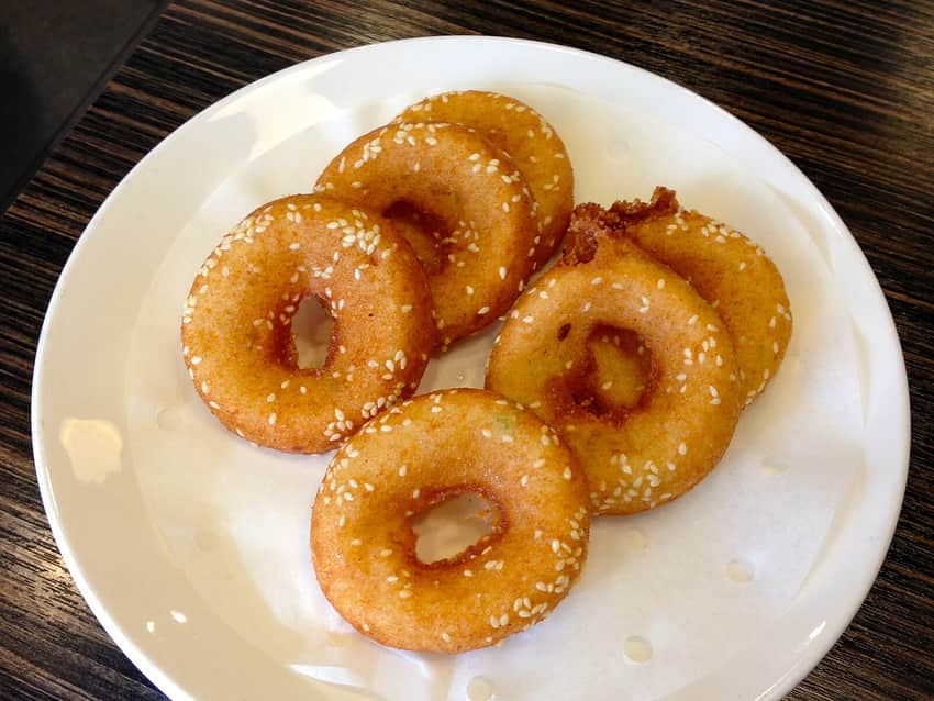 Plate of ring-shaped fried mianwo