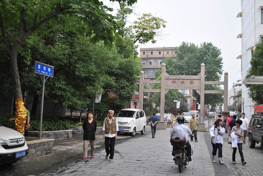 Everyday street scene at Tanhualin in Wuchang