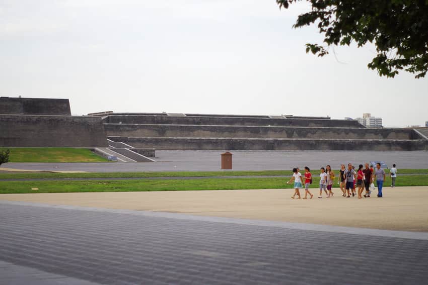 Terraced presentation of the Hanyuan Hall site with visitors