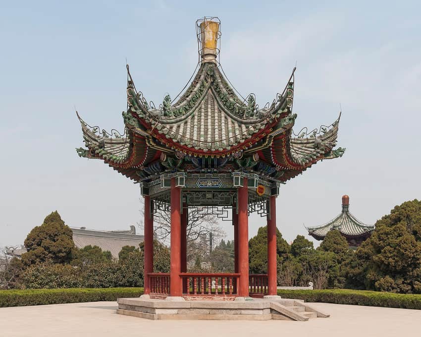 Red-columned pavilion and tiled roofs within Huaqing Palace