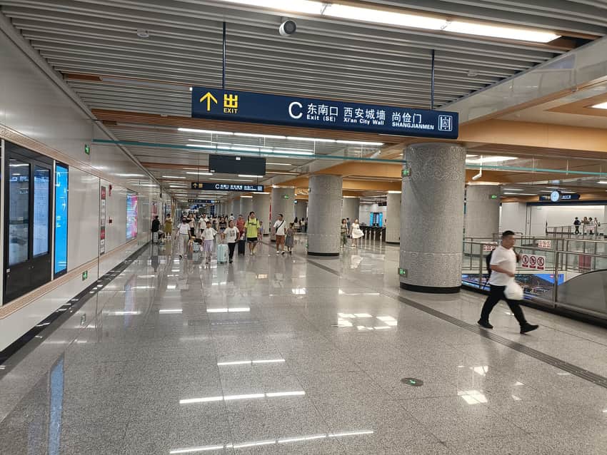 Passengers and bilingual wayfinding inside Xi'an Zhan metro station
