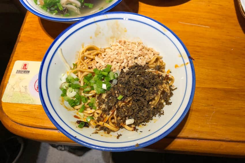 Contextual serving of Yibin-style burning noodles