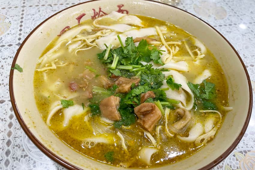 Curry-soup huimian served at a Zhengzhou restaurant