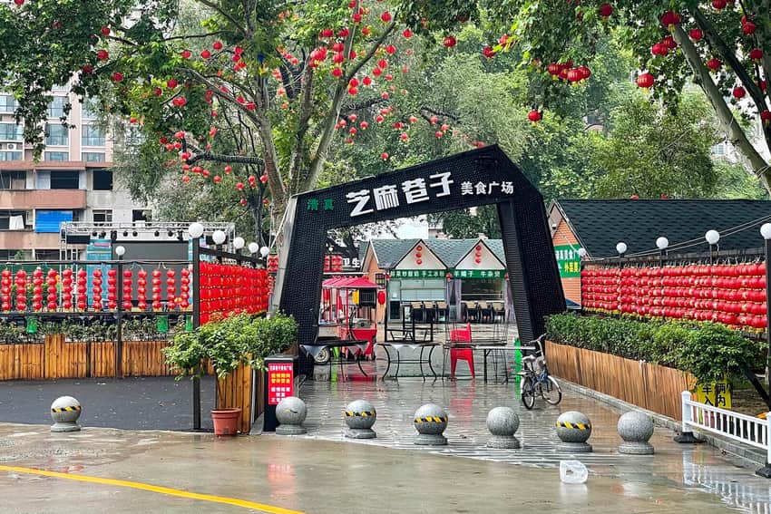 Food court seating in a Zhengzhou industrial reuse complex