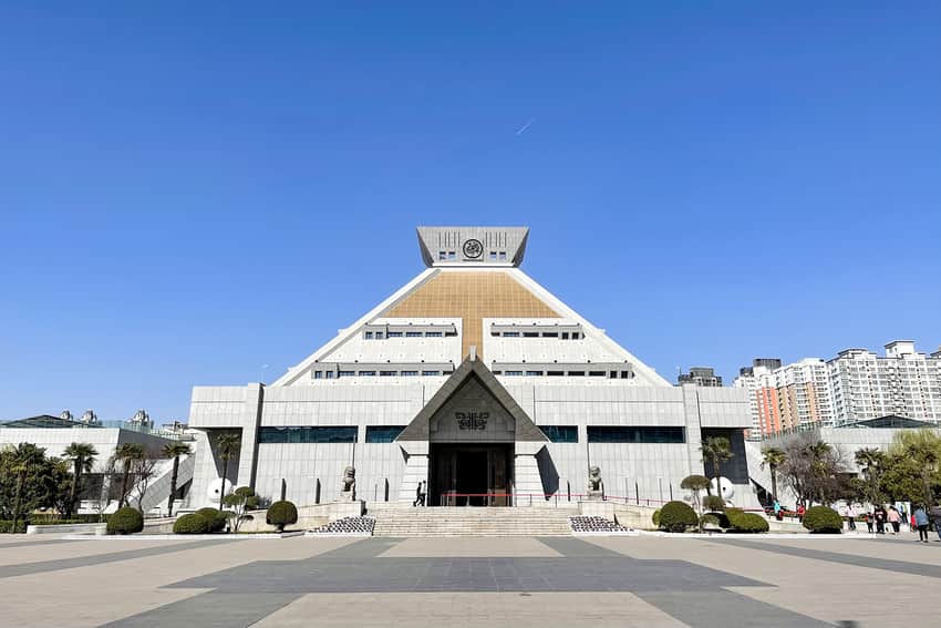 Front exterior of the main hall of Henan Museum