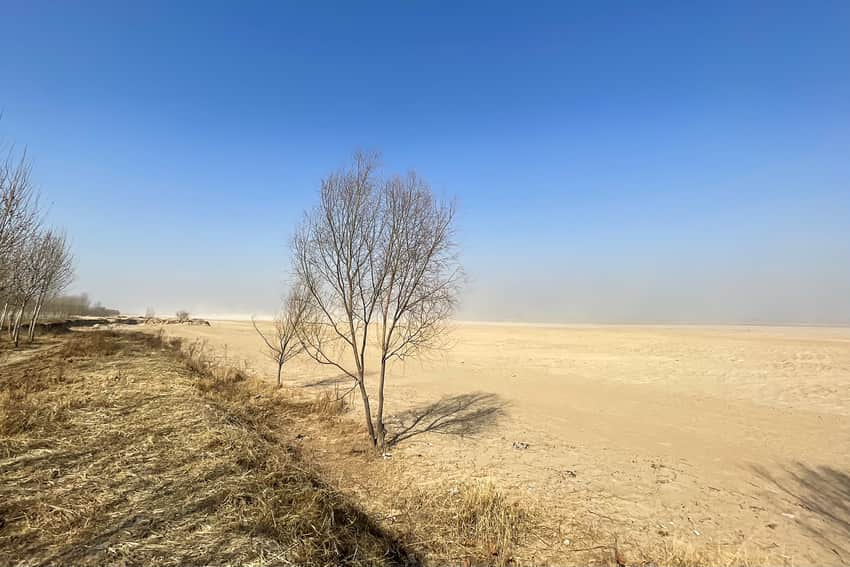 Winter Yellow River bottomland landscape near Huayuankou